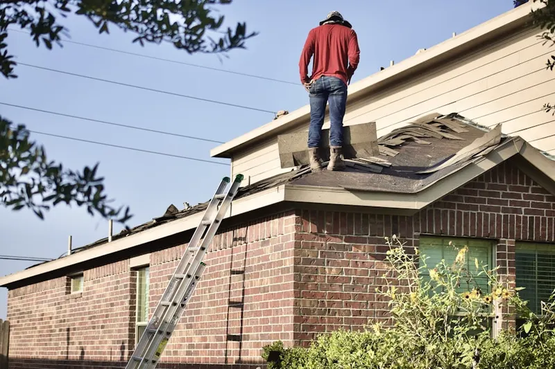 Professional roofer working on a residential roof in Plantation Woods
